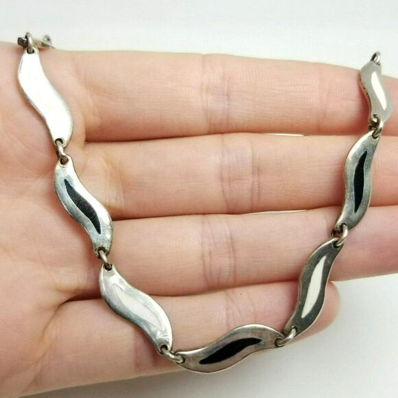 Vintage Sterling Silver Black and White Enamel Wavy Link Chain Necklace 16 Inch - Picture 1 of 9